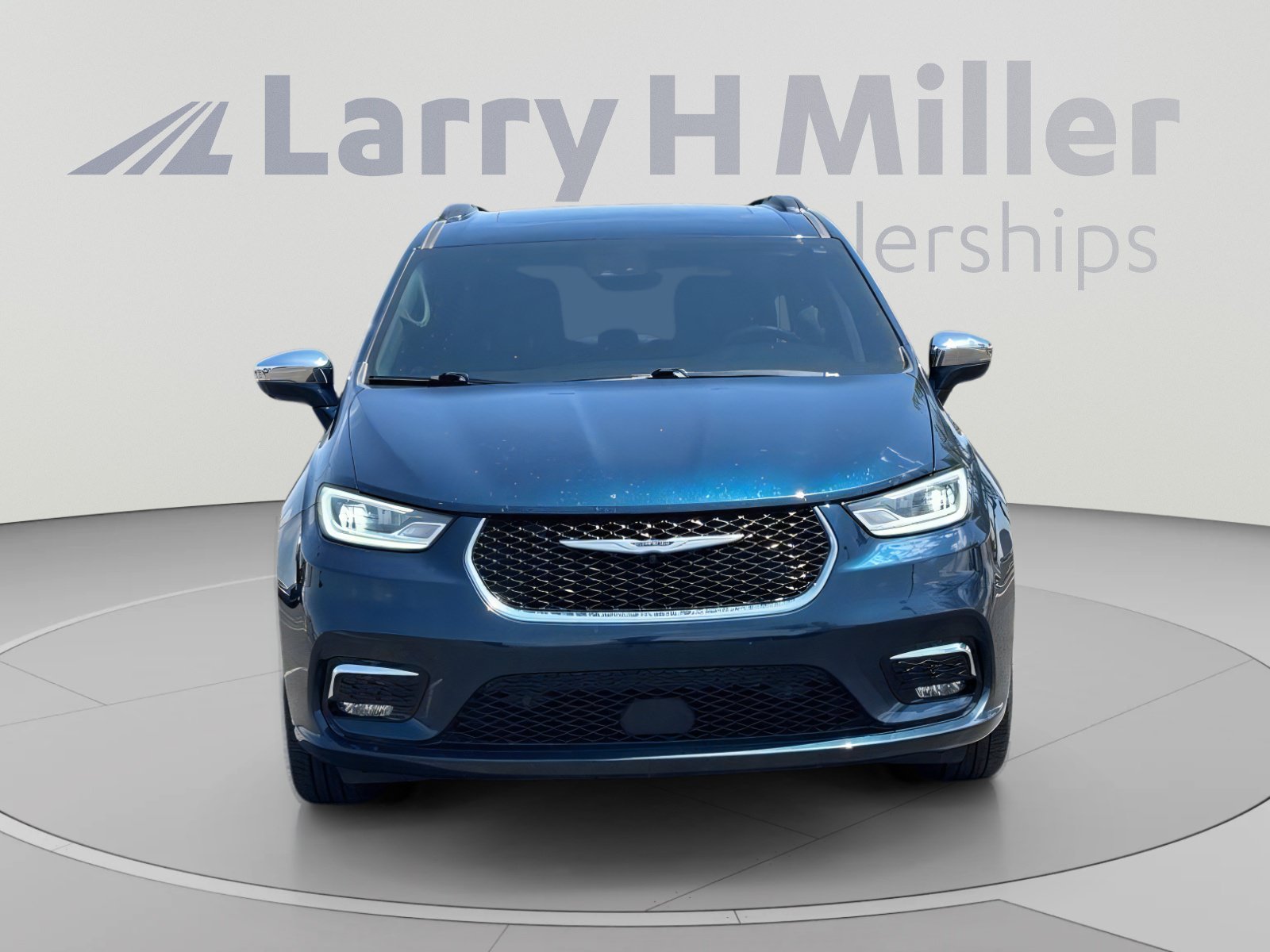 Used 2022 Chrysler Pacifica Limited w/ Uconnect Theater Family Group AWD/4WD image 9