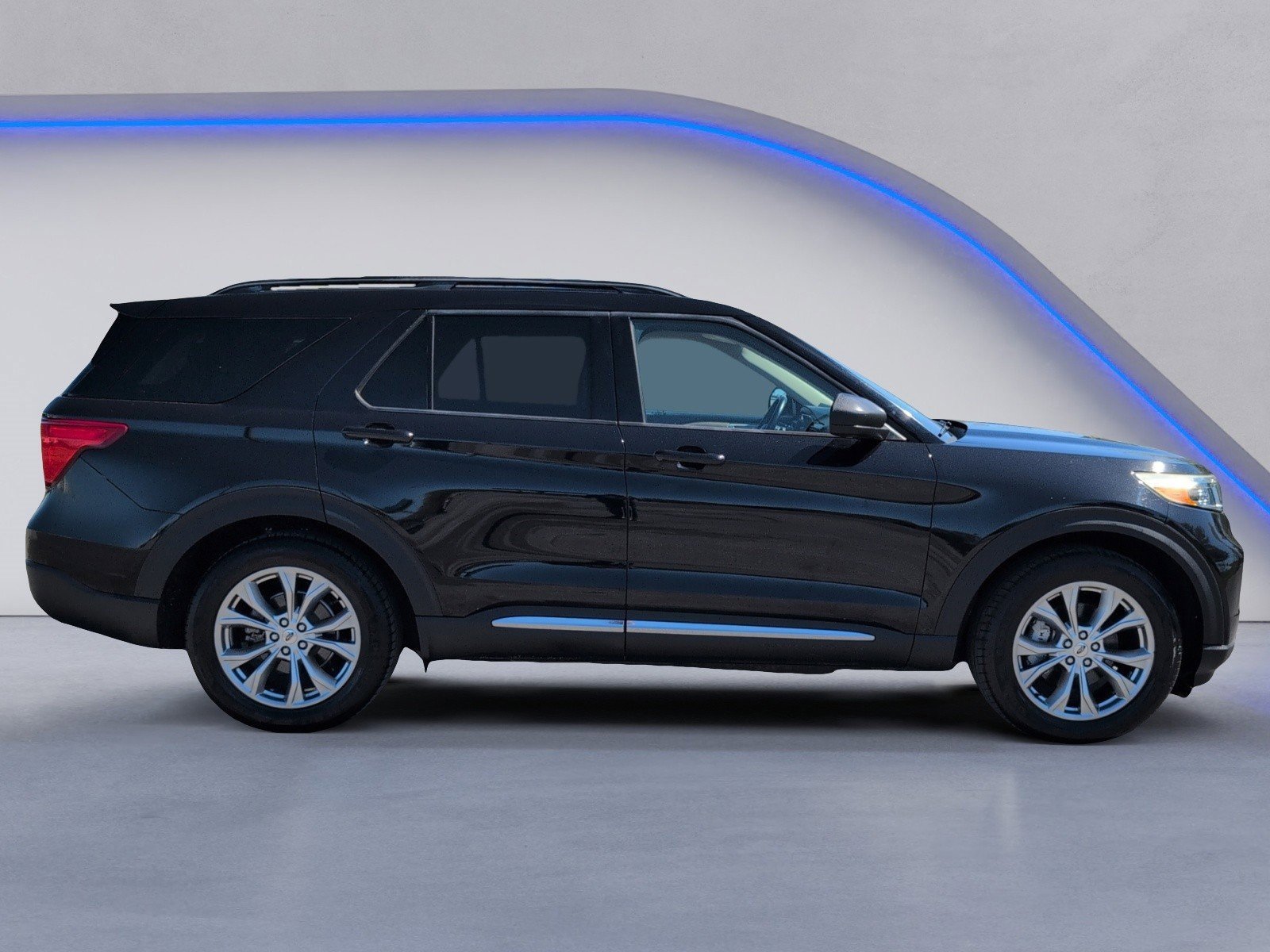 Used 2020 Ford Explorer XLT w/ Equipment Group 202A image 11