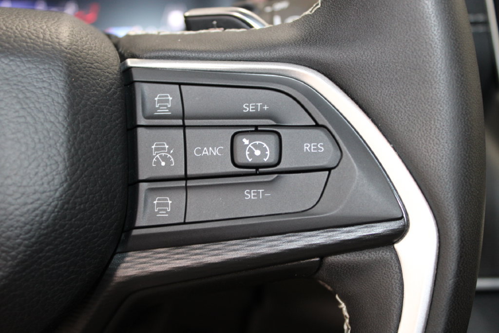 Used 2025 Jeep Grand Cherokee Altitude AWD/4WD image 36