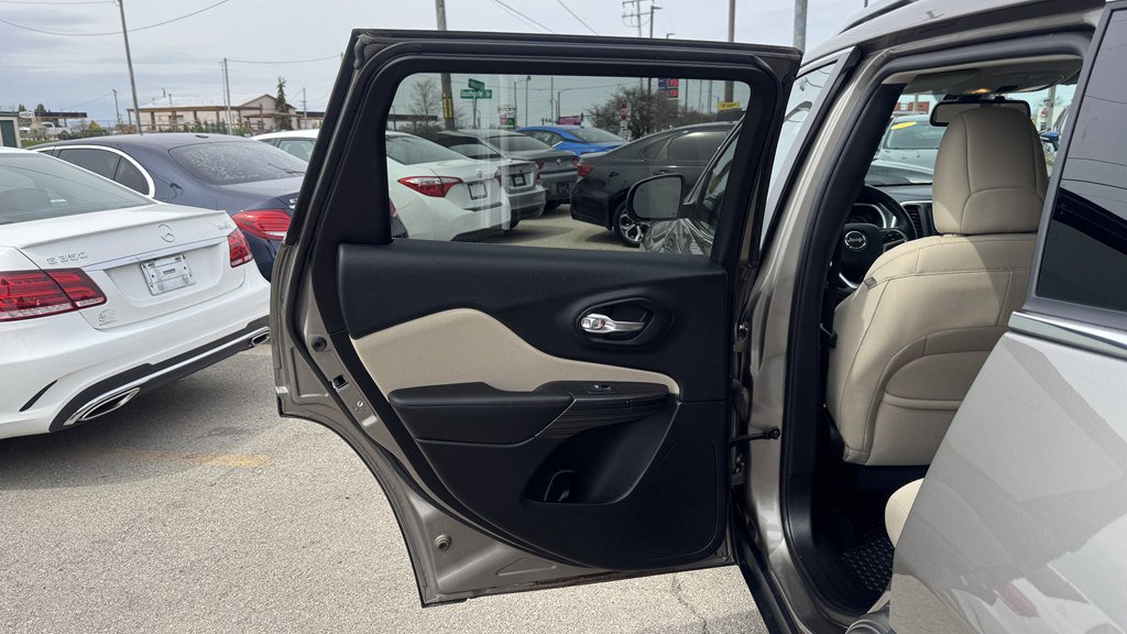 Used 2017 Jeep Cherokee Latitude w/ Safety/Convenience Group image 20