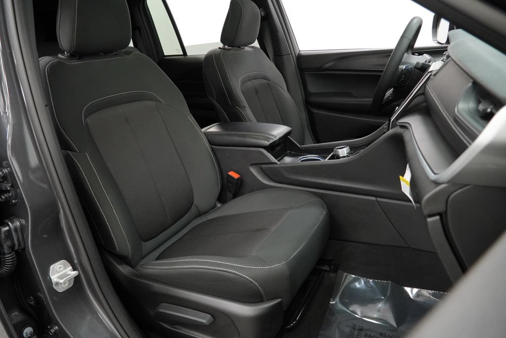 Used 2025 Jeep Grand Cherokee Laredo X AWD/4WD image 47