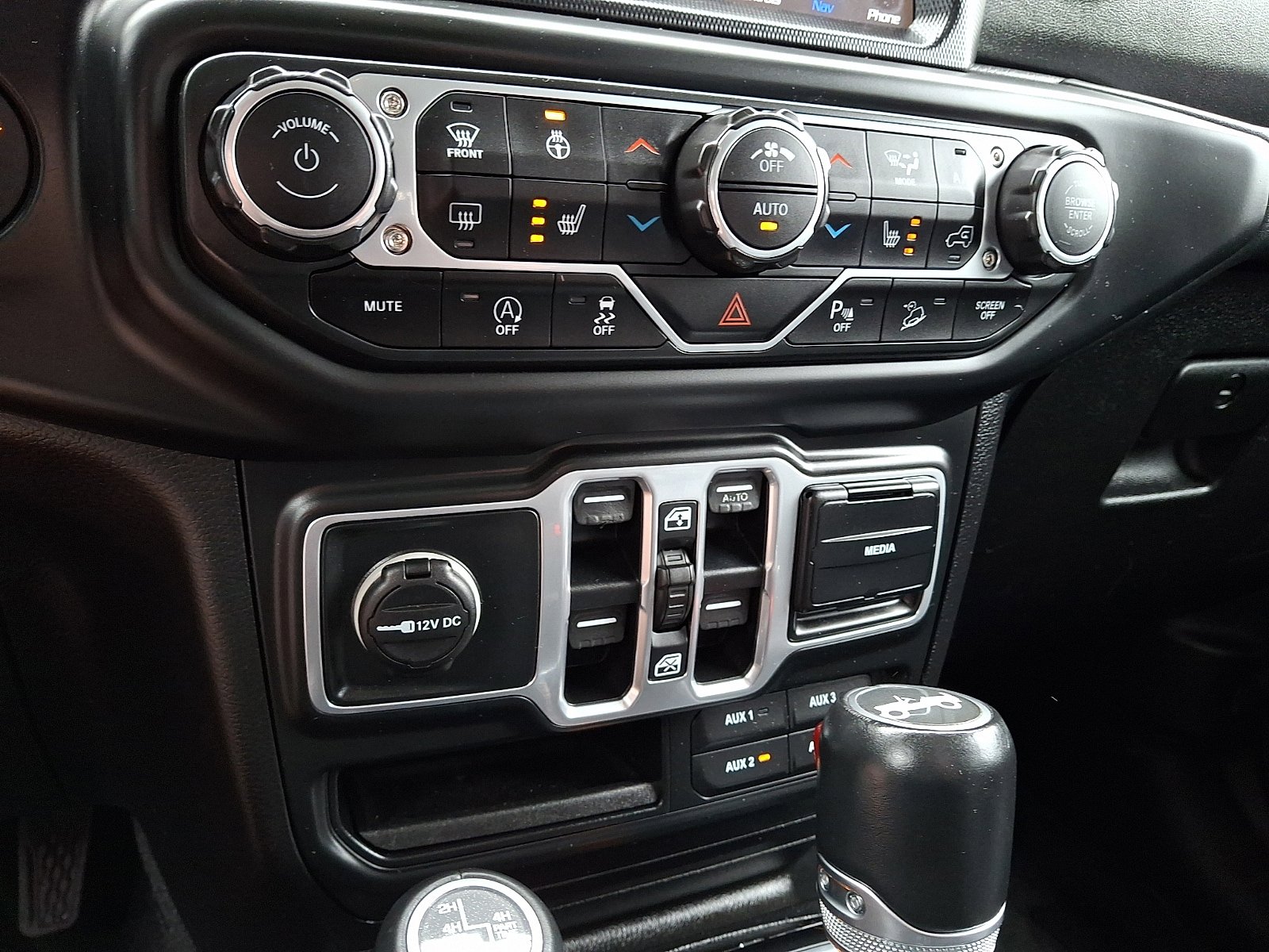 Used 2018 Jeep Wrangler Unlimited Sahara AWD/4WD image 15