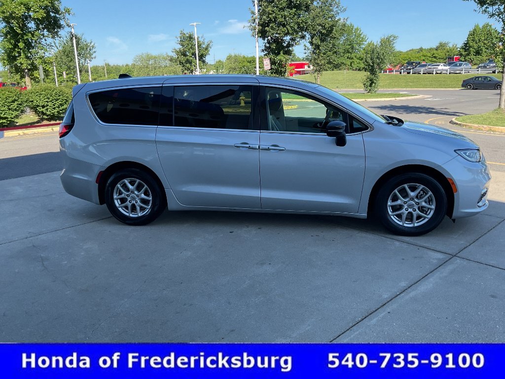 Used 2024 Chrysler Pacifica Touring-L FWD image 7