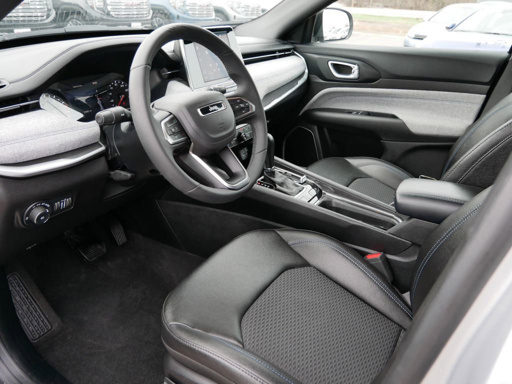 Used 2025 Jeep Compass Latitude AWD/4WD image 14