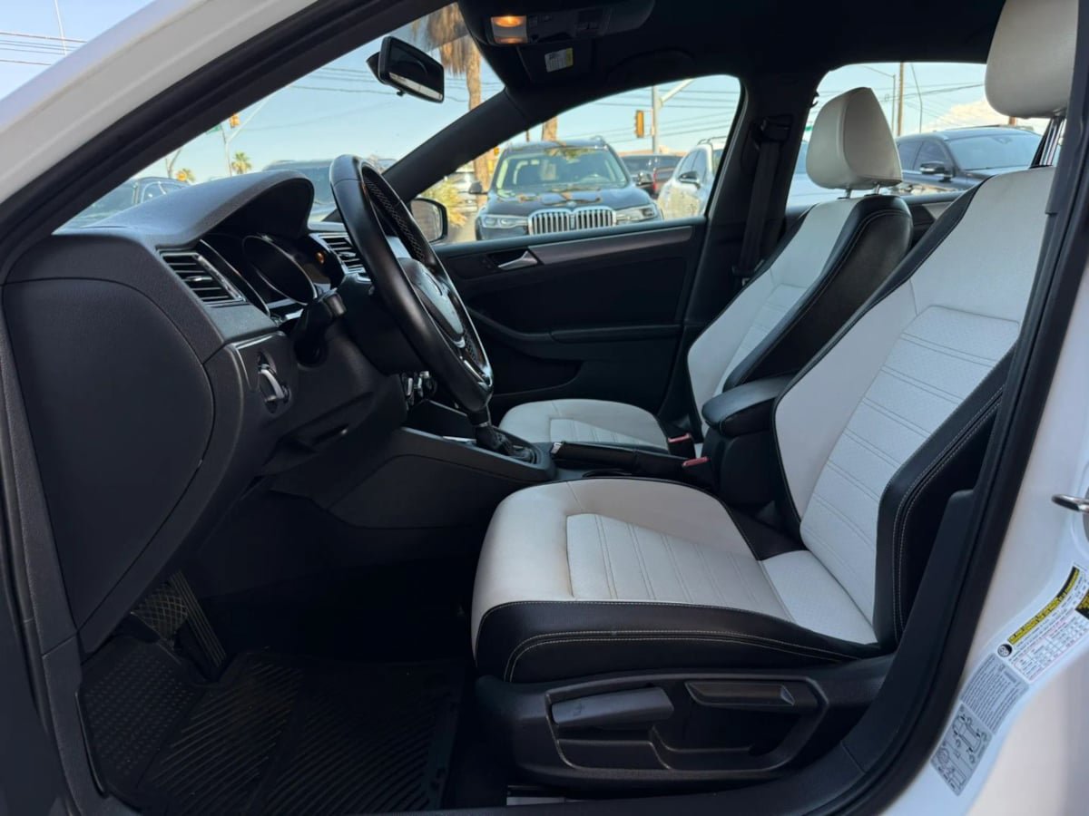 Used 2016 Volkswagen Jetta Sport FWD image 40