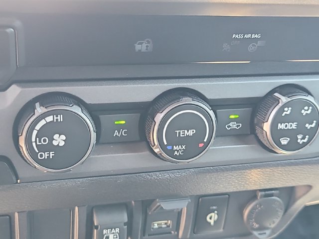 Used 2020 Toyota Tacoma TRD Sport AWD/4WD image 33