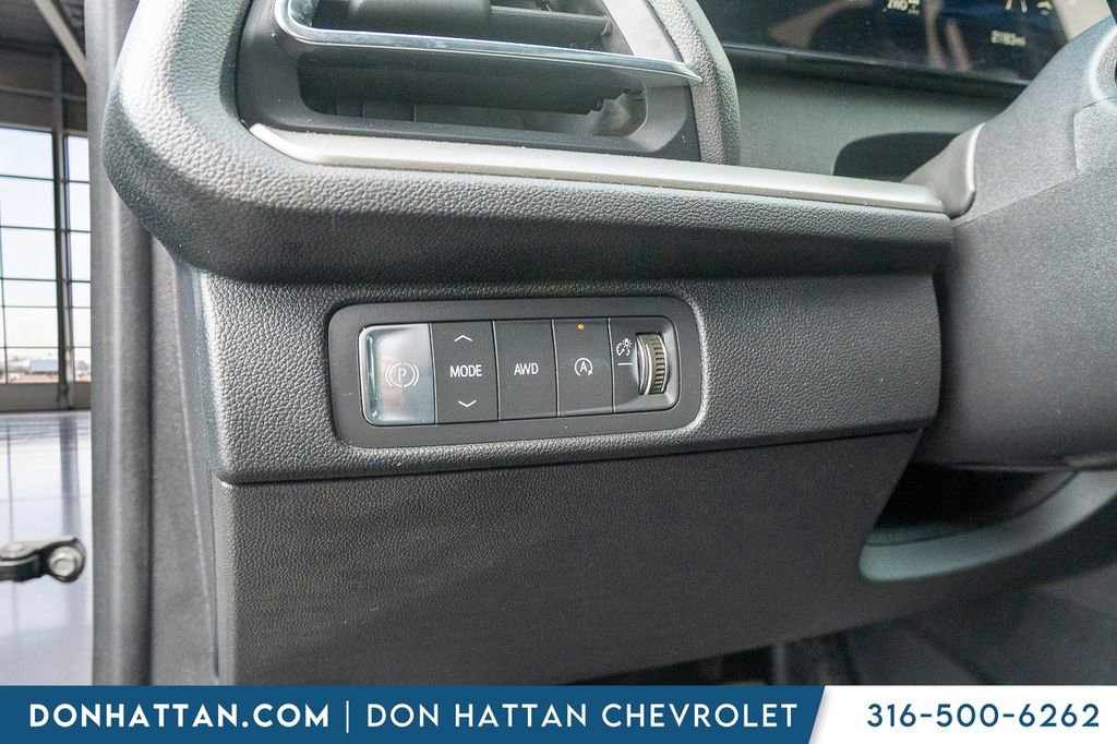 Used 2025 Chevrolet Traverse LT w/ Midnight/Sport Edition AWD/4WD image 19