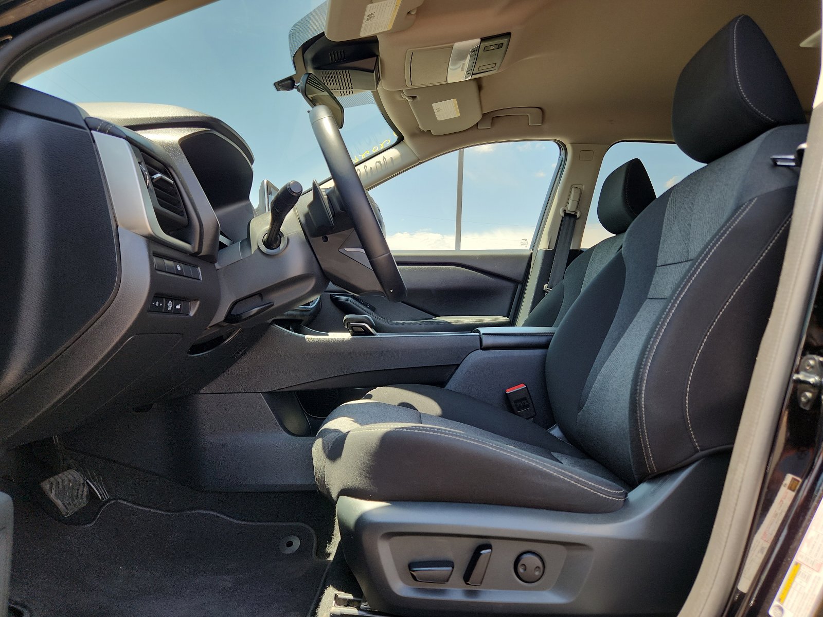 Used 2025 Nissan Rogue SV FWD image 13