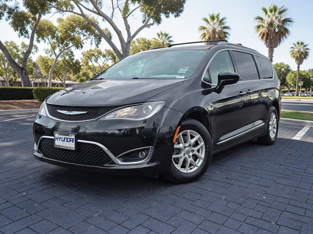Used 2020 Chrysler Pacifica Touring-L image 2