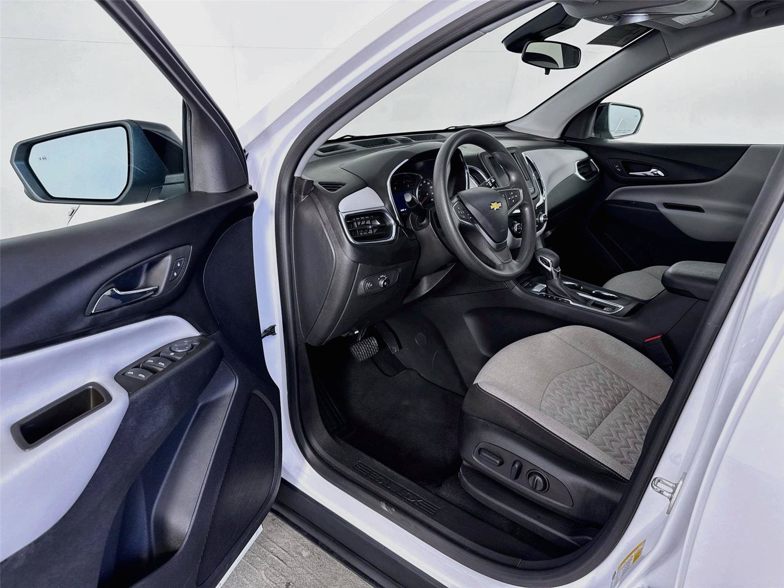 Used 2023 Chevrolet Equinox LS w/ LS Convenience Package AWD/4WD image 3