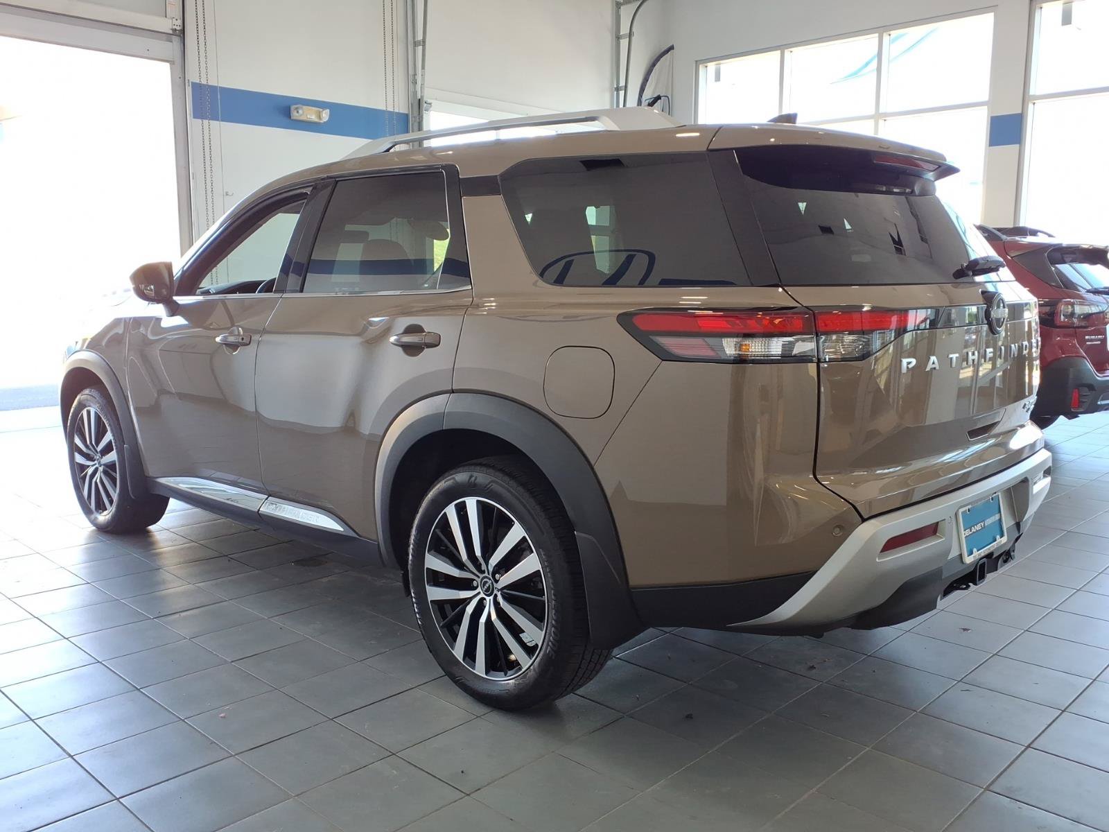 Used 2025 Nissan Pathfinder Platinum AWD/4WD image 6