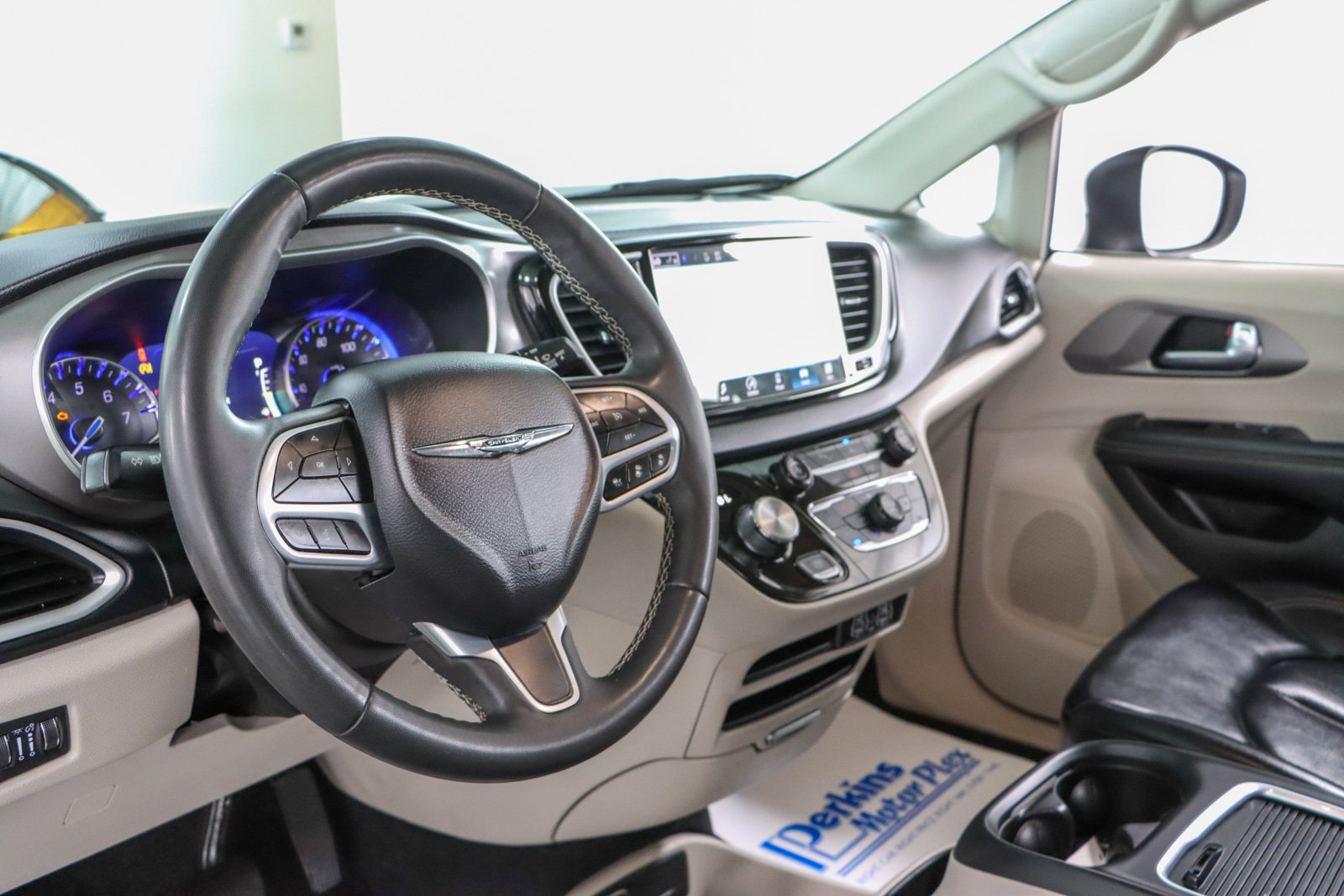 Used 2023 Chrysler Pacifica Touring-L FWD image 22