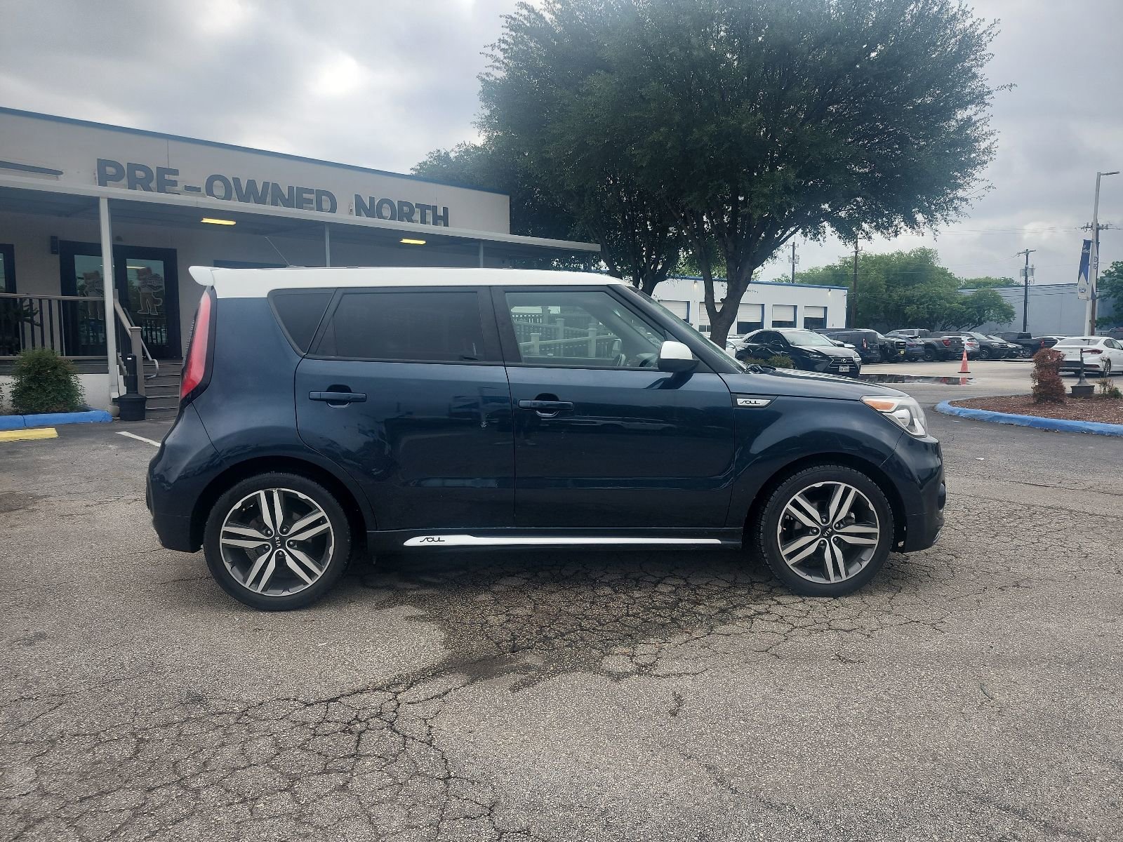 Used 2018 Kia Soul + FWD image 2