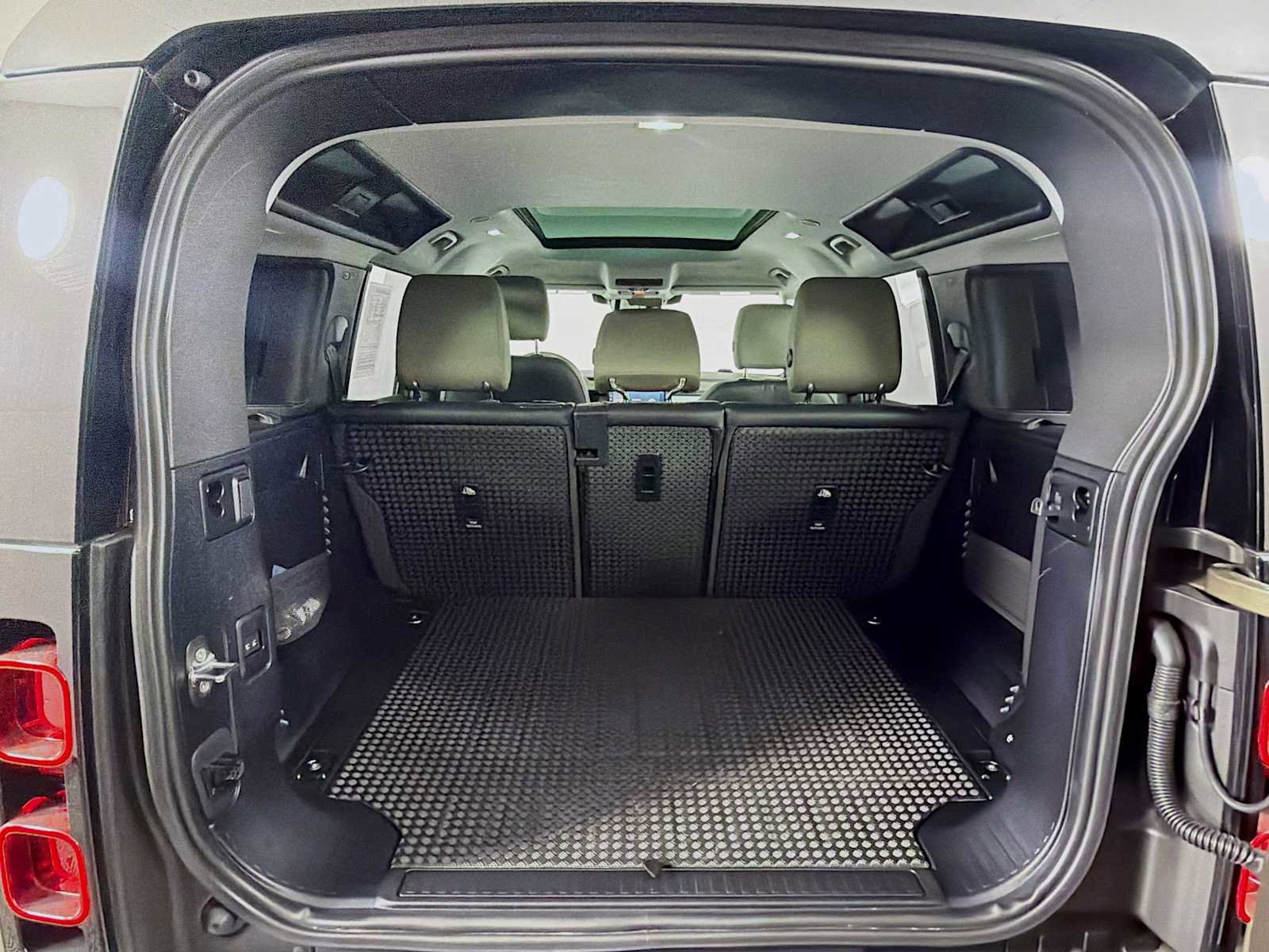 Used 2025 Land Rover Defender 110 S image 26