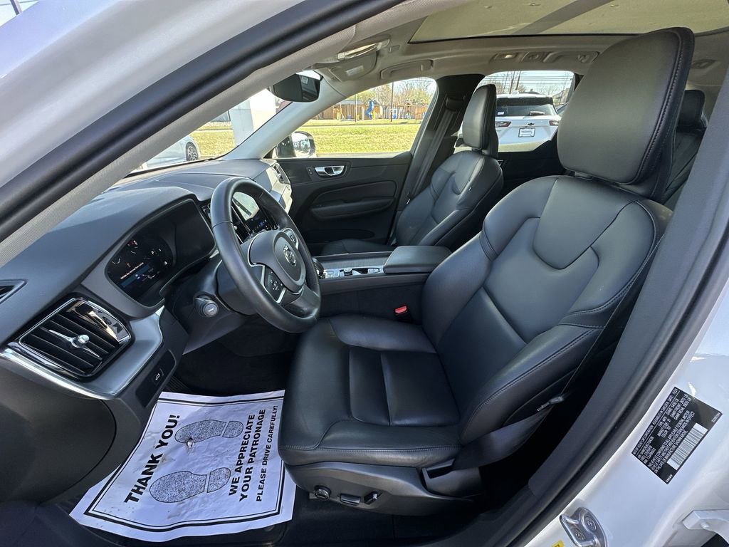 Used 2025 Volvo XC60 B5 Core image 11