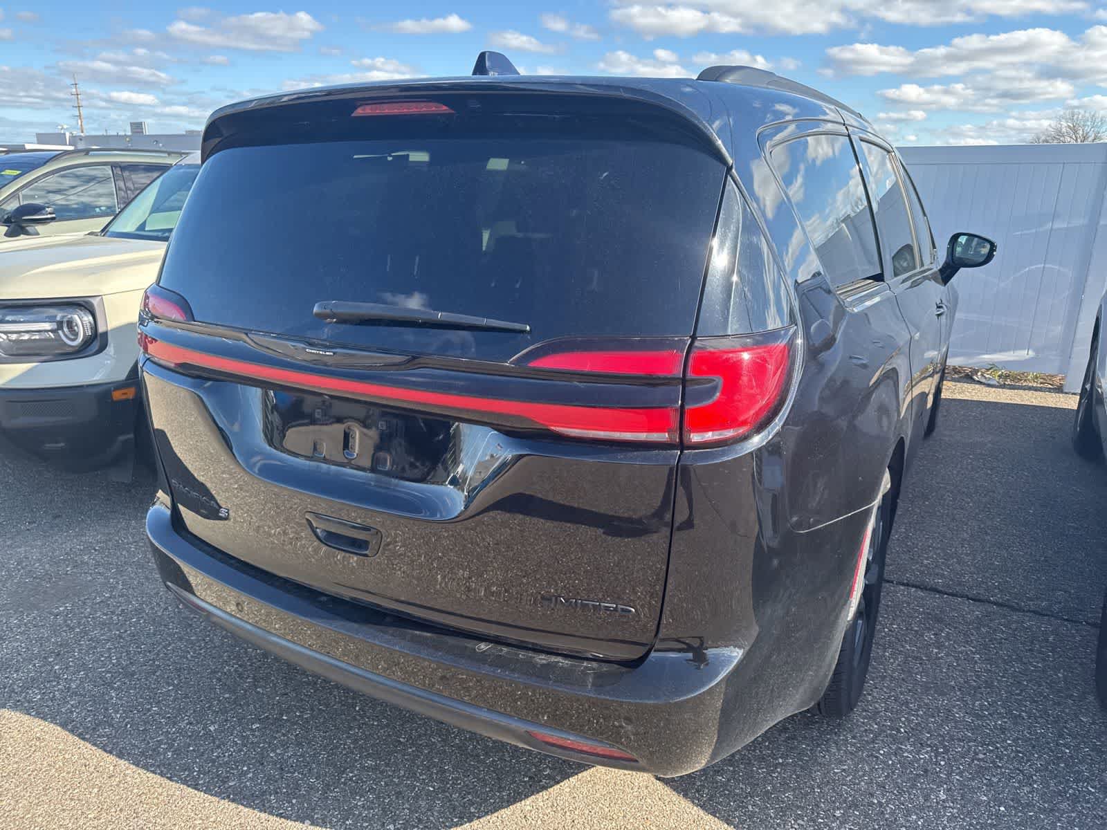Used 2025 Chrysler Pacifica Limited FWD image 9