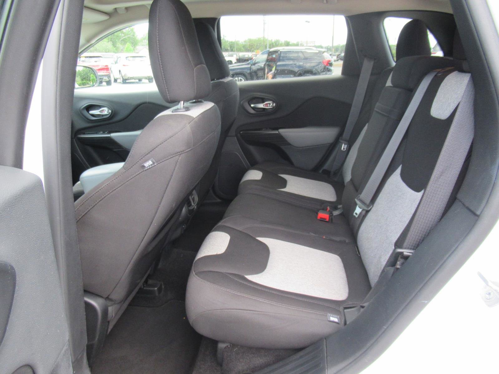 Used 2014 Jeep Cherokee Latitude w/ Comfort/Convenience Group FWD image 31