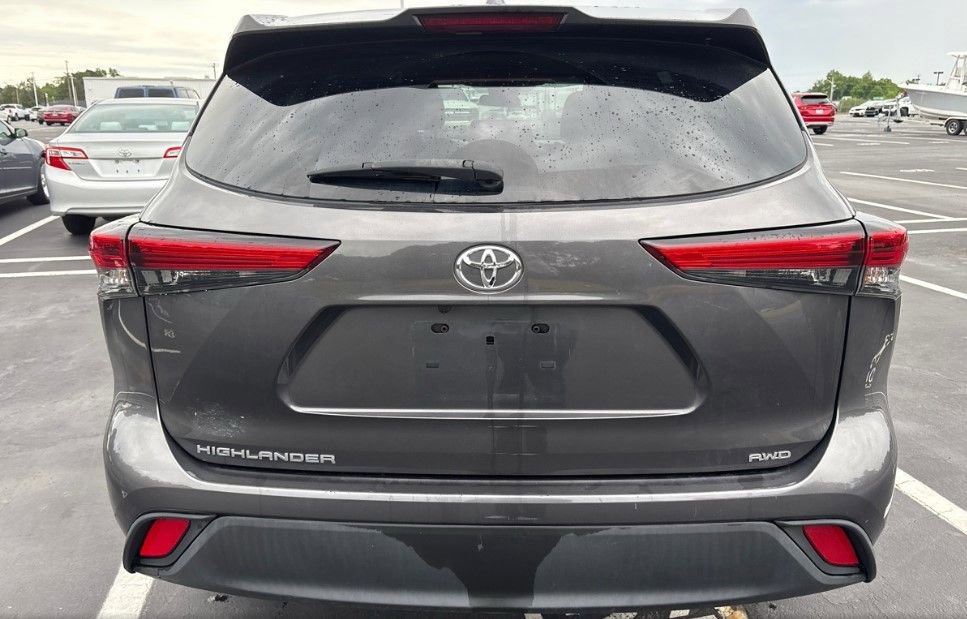 Used 2021 Toyota Highlander L AWD/4WD image 4