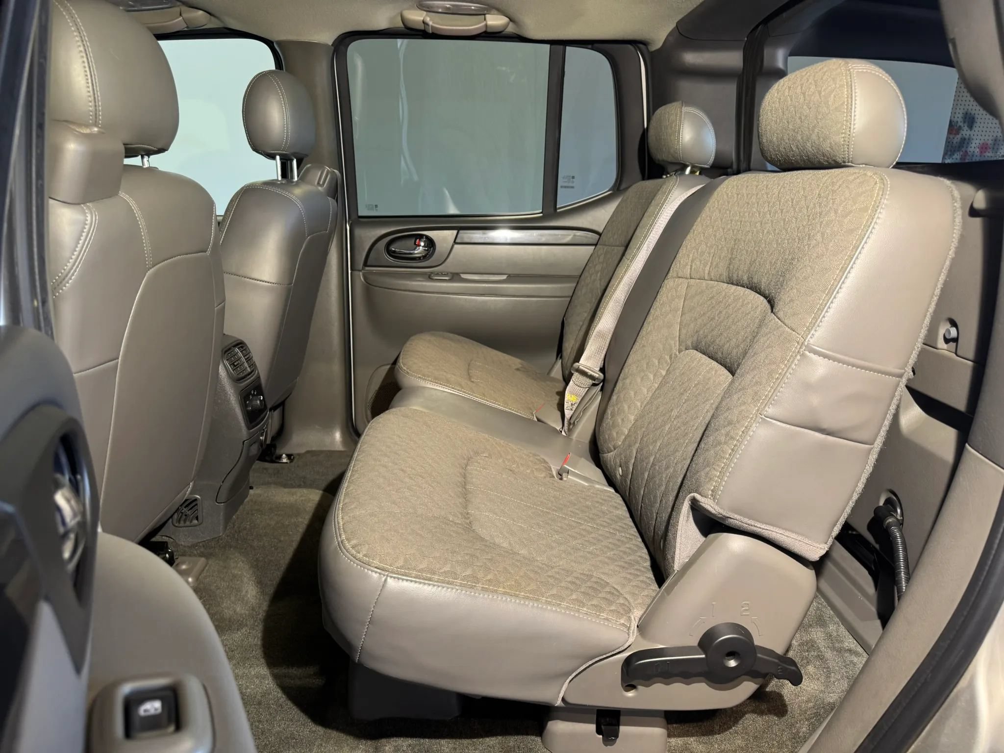 Used 2004 GMC Envoy XUV SLE w/ 1SB Preferred Equipment Group AWD/4WD image 25