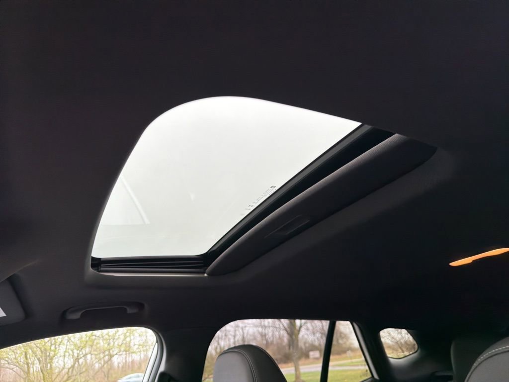 Used 2025 Chevrolet Trax RS w/ Sunroof Package image 9