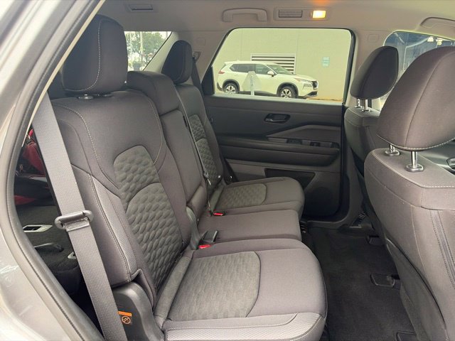 Used 2024 Nissan Pathfinder SV w/ Lighting Package (N92) FWD image 18