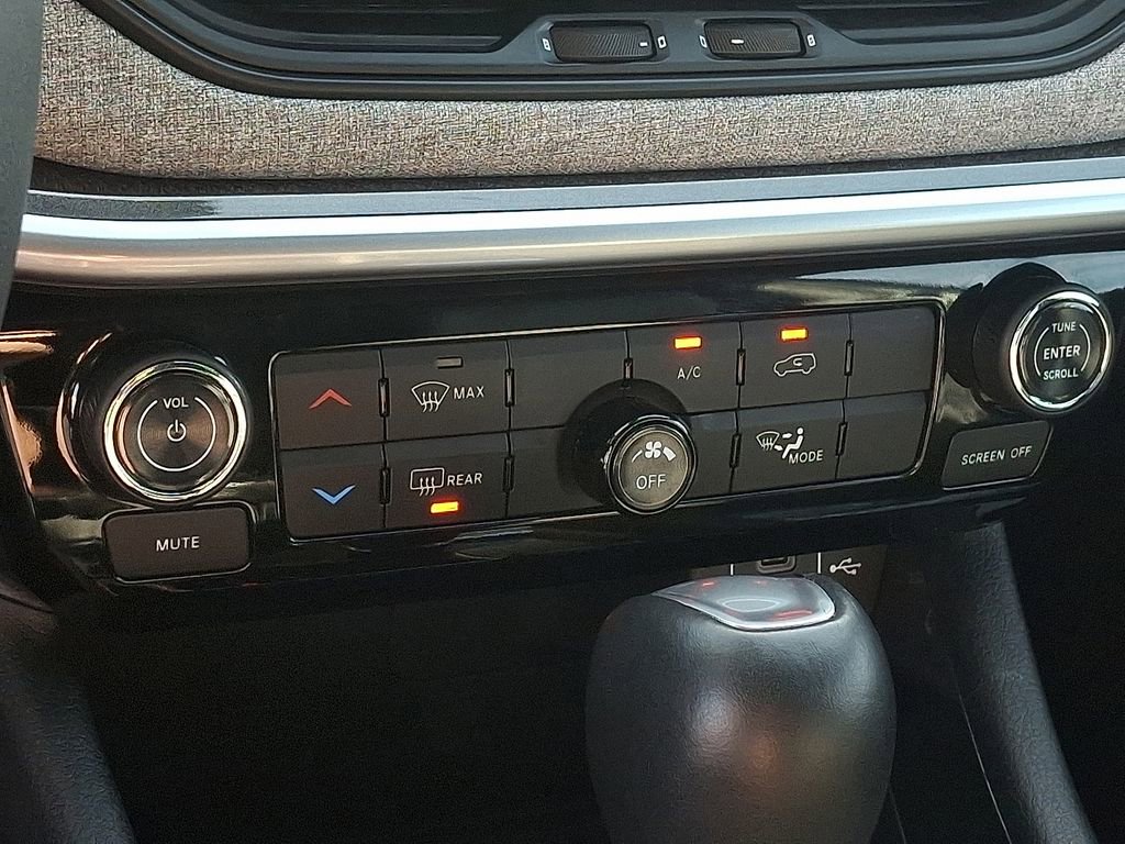 Used 2024 Jeep Compass Latitude image 15