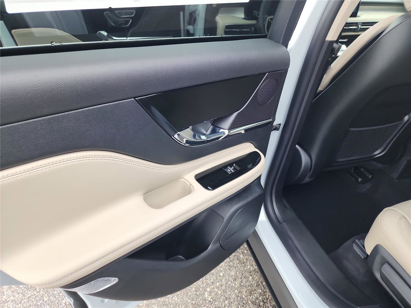 New 2026 Lincoln Corsair Premiere image 16