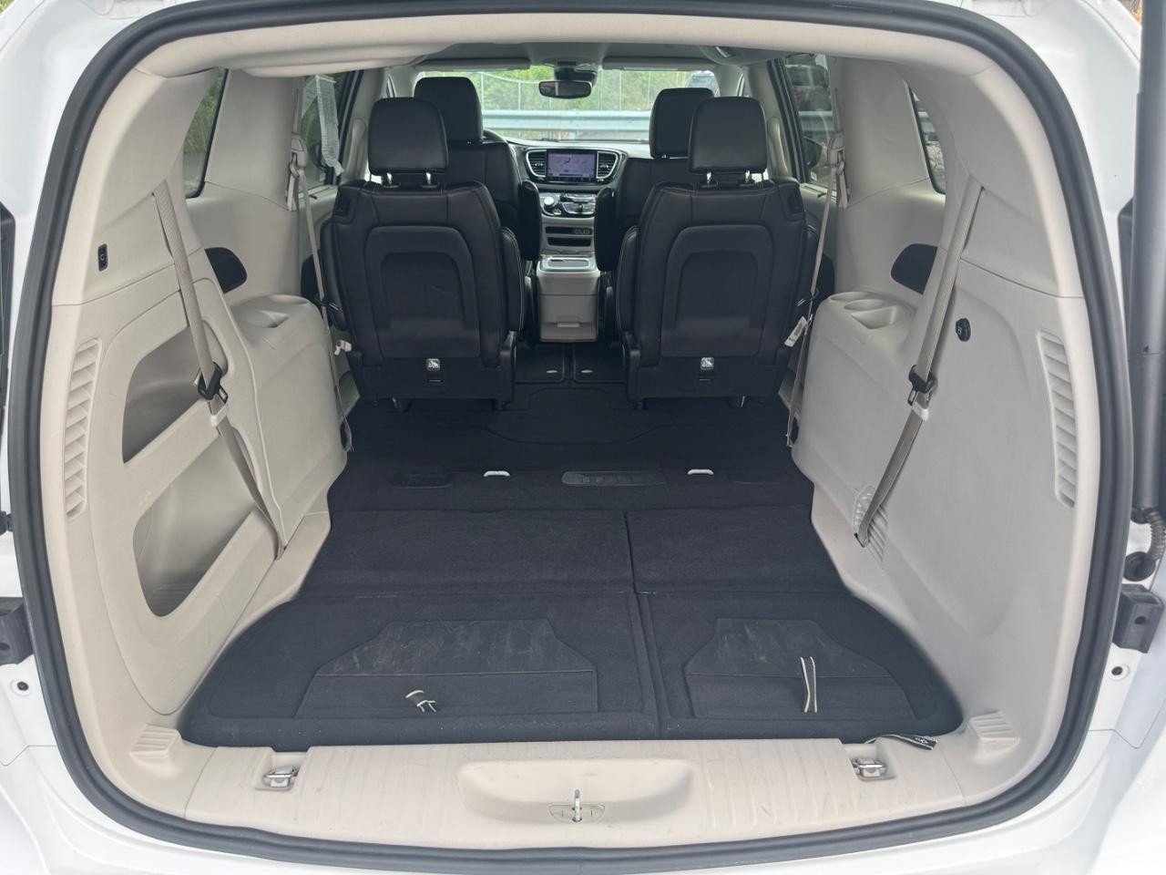 Used 2024 Chrysler Pacifica Touring-L image 3
