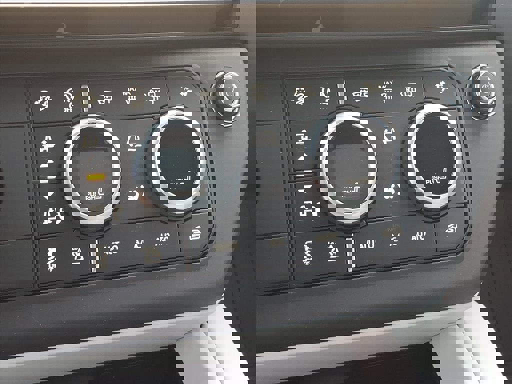 New 2026 Land Rover Defender 110 S image 20