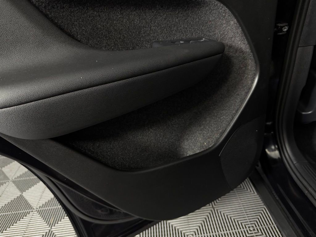 Used 2025 Volvo XC40 B5 Core image 28