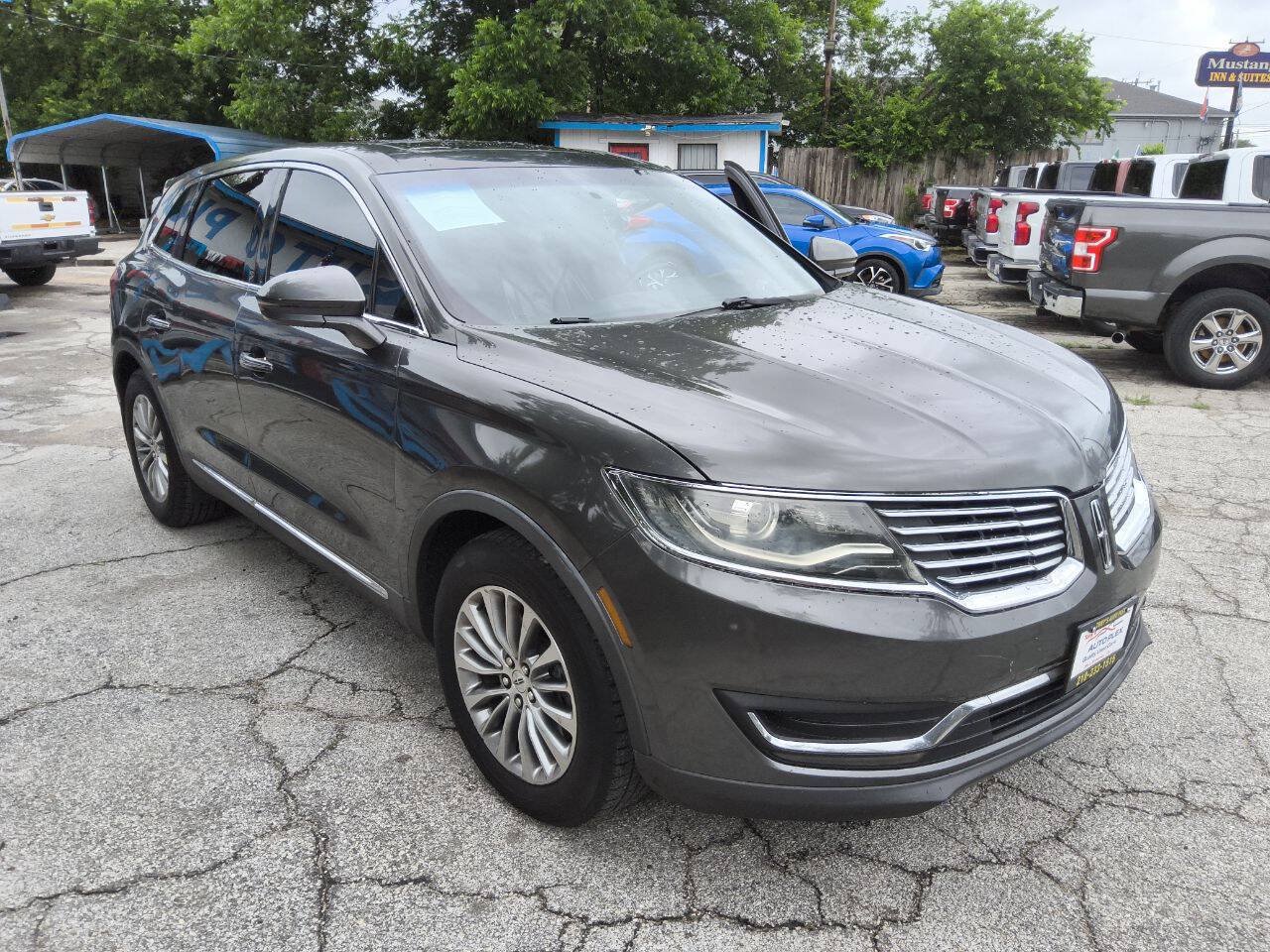 Used 2017 Lincoln MKX Select w/ Select Plus Package FWD image 2