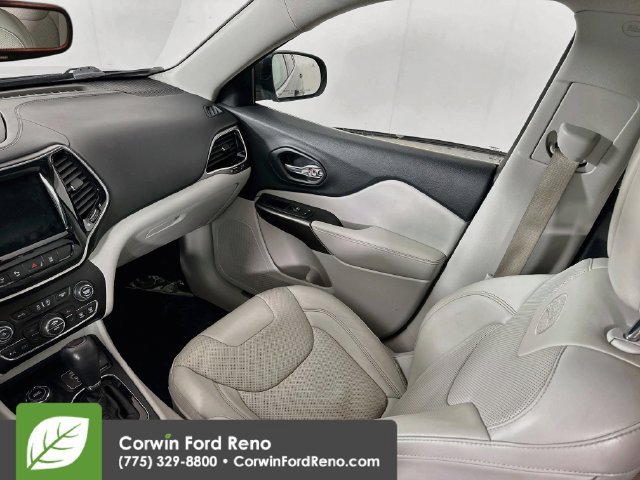 Used 2019 Jeep Cherokee Overland w/ Technology Group AWD/4WD image 27
