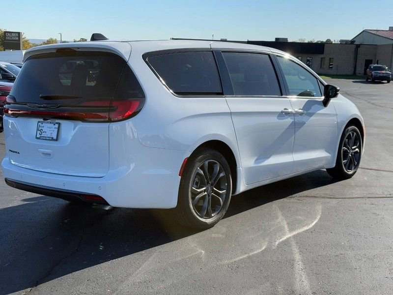 New 2026 Chrysler Pacifica Select image 3