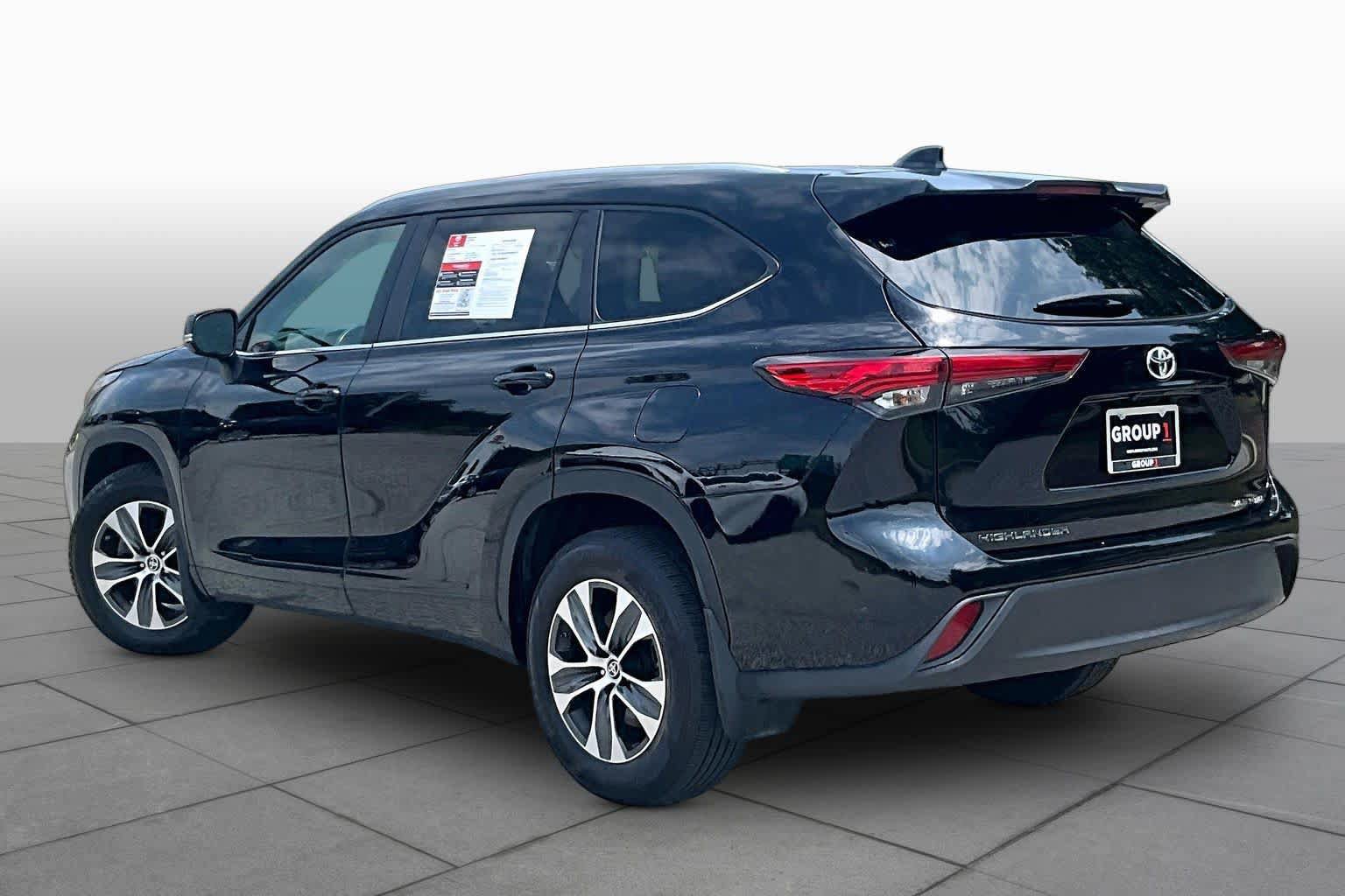 Used 2023 Toyota Highlander XLE AWD/4WD image 12