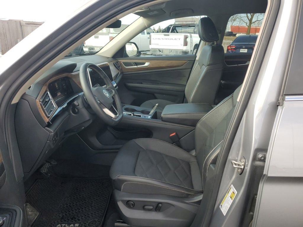 Used 2024 Volkswagen Atlas SE image 11