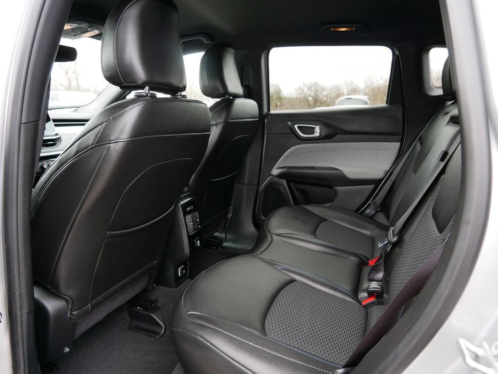 Used 2025 Jeep Compass Latitude AWD/4WD image 15