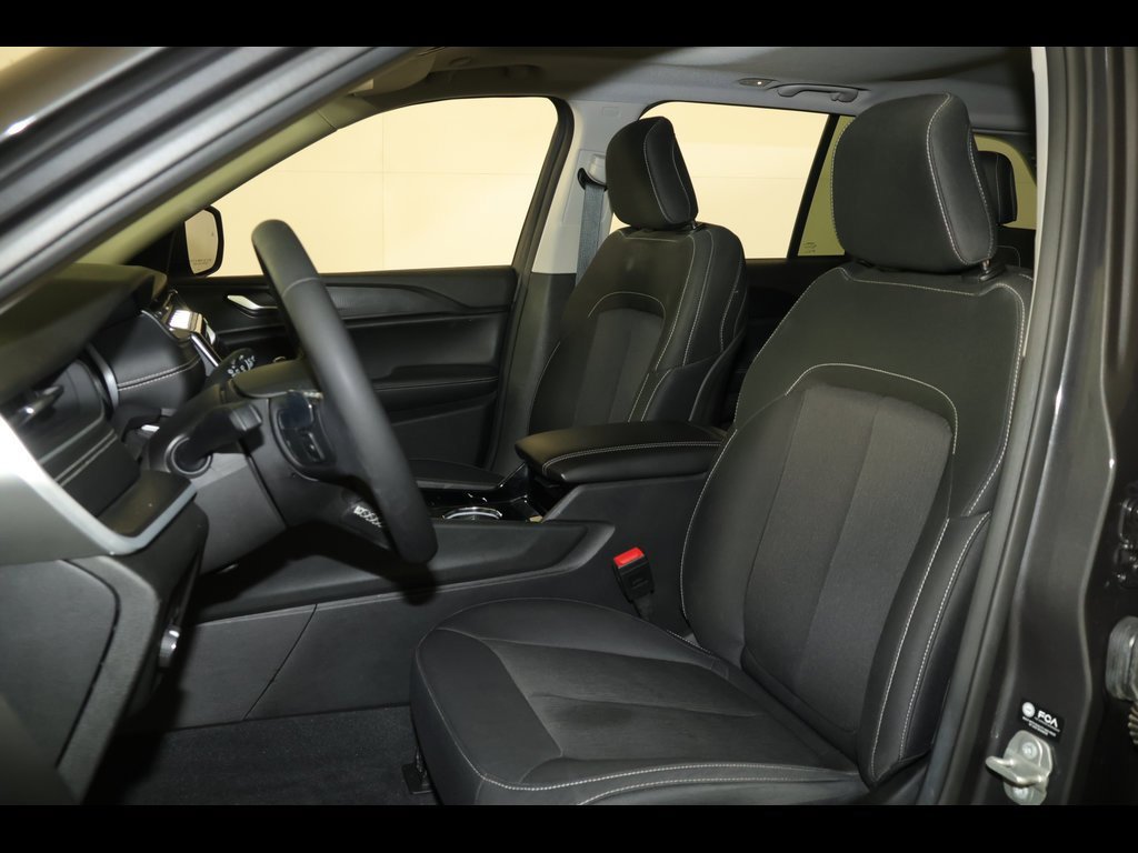 Used 2023 Jeep Grand Cherokee Laredo image 3