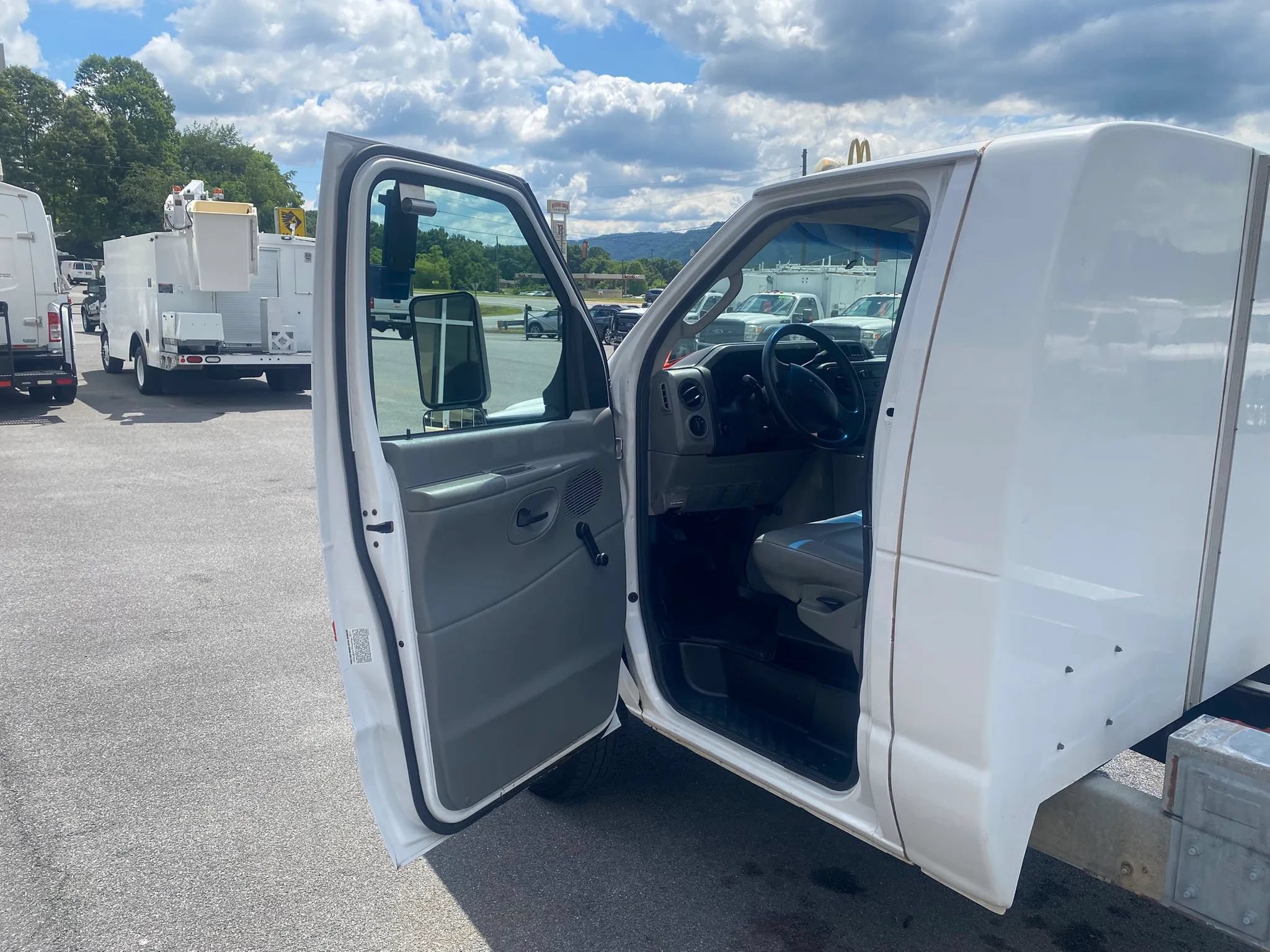 Used 2011 Ford E-450 and Econoline 450 Super Duty RWD image 5