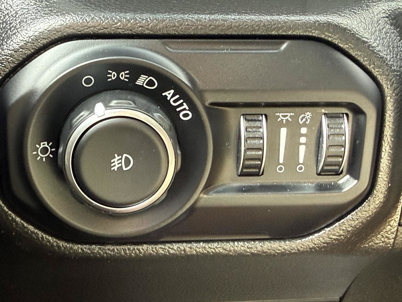 Used 2022 Jeep Wrangler Unlimited Sahara w/ Cold Weather Group AWD/4WD image 15