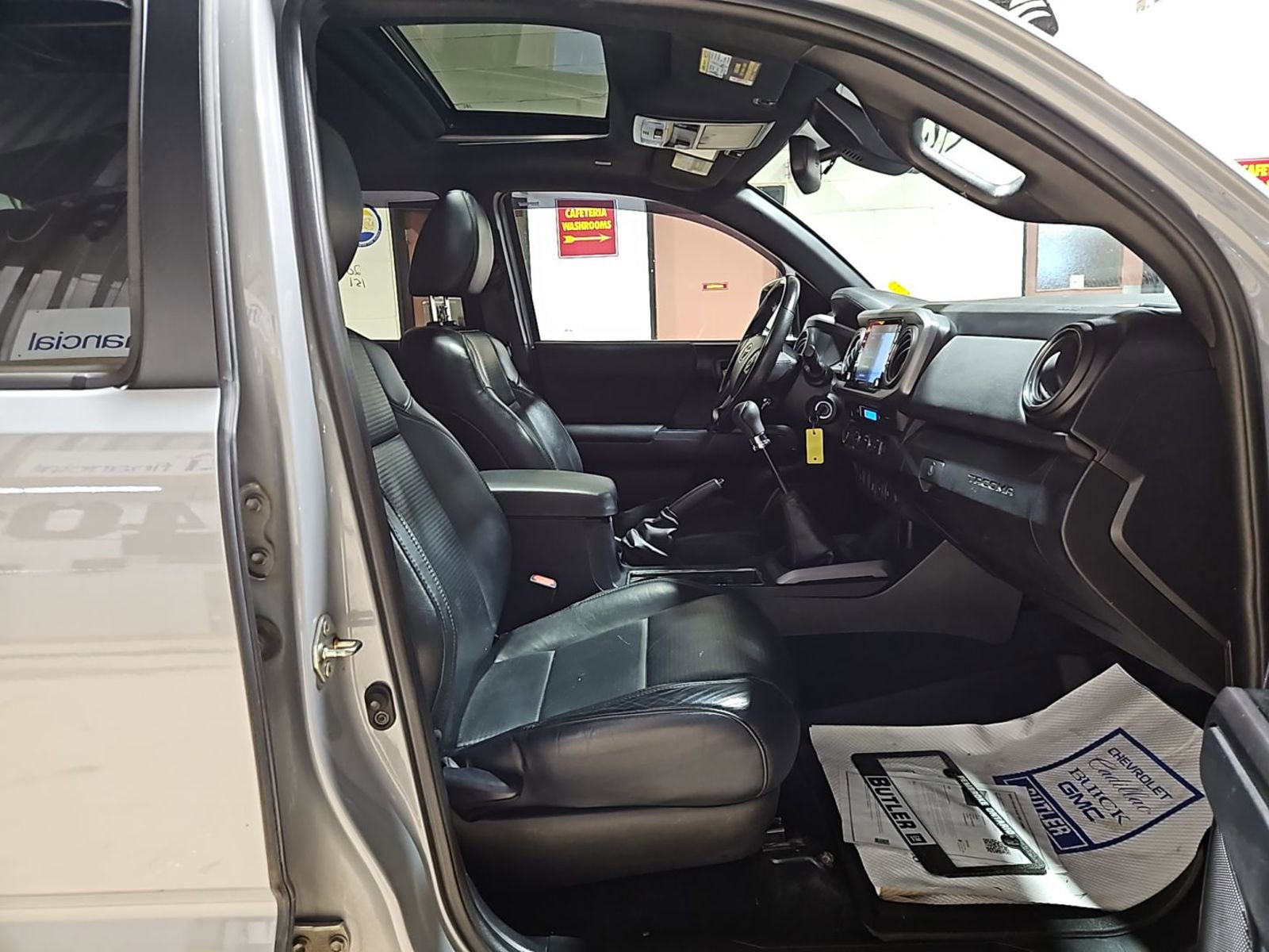Used 2020 Toyota Tacoma SR5 AWD/4WD image 8