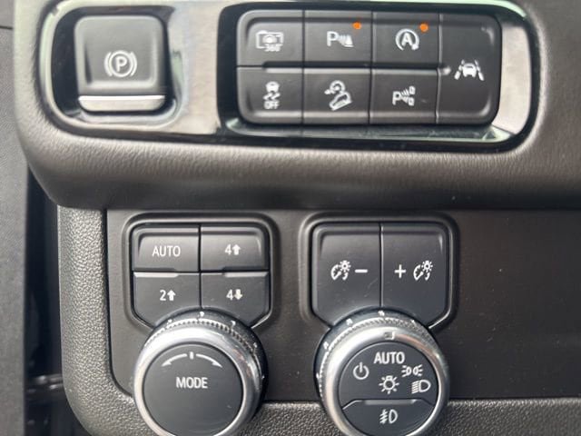 Used 2025 GMC Yukon XL AT4 AWD/4WD image 20