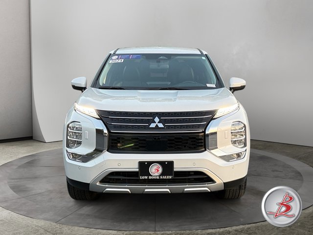 Used 2024 Mitsubishi Outlander SE image 2