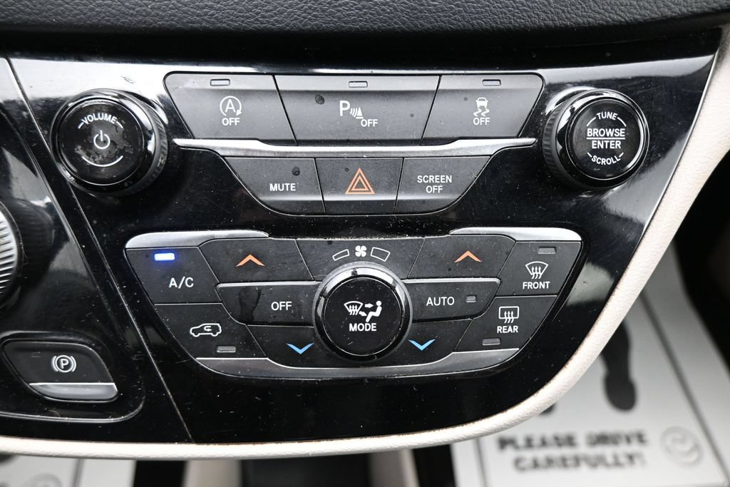 Used 2019 Chrysler Pacifica Touring-L FWD image 17
