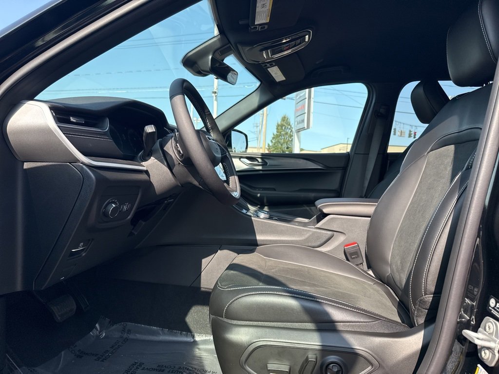 New 2025 Jeep Grand Cherokee Altitude image 18