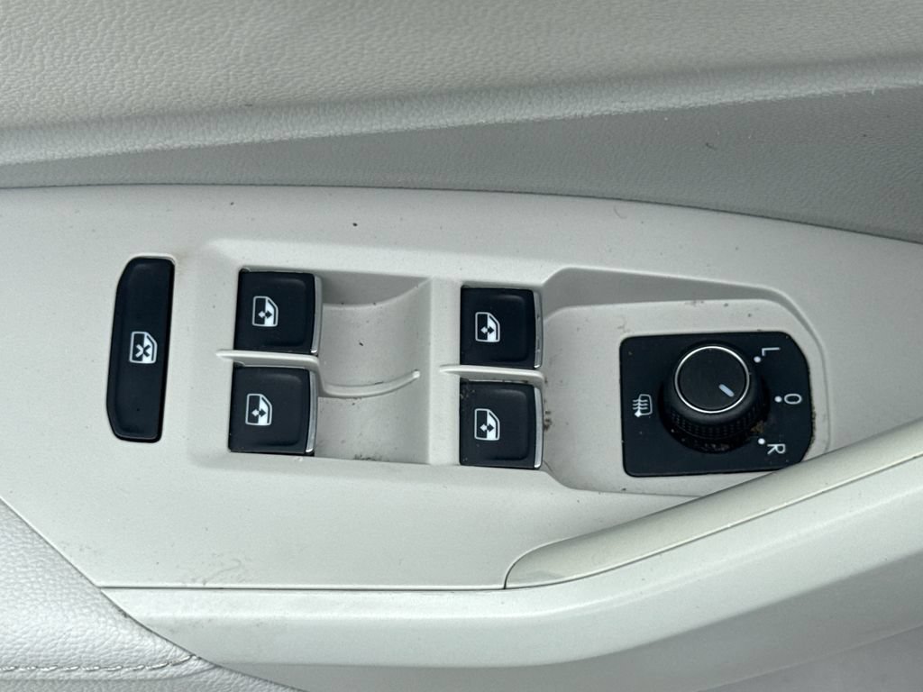 Used 2023 Volkswagen Jetta SE FWD image 14
