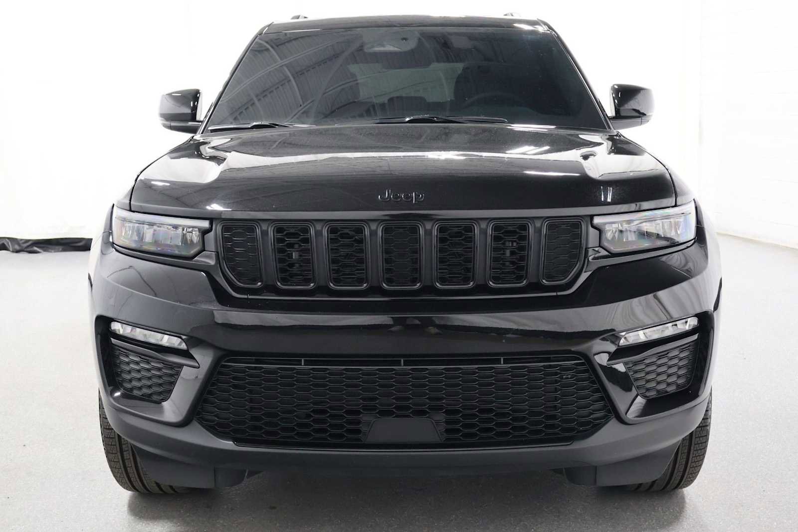 Used 2025 Jeep Grand Cherokee Limited w/ Black Appearance Package AWD/4WD image 14