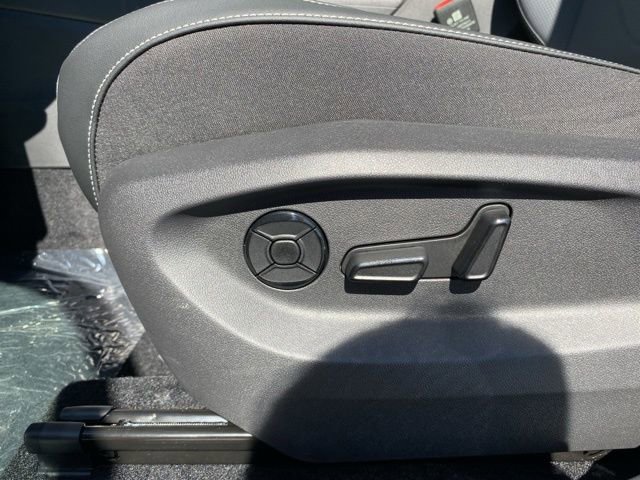 New 2025 Volkswagen Tiguan SE image 26