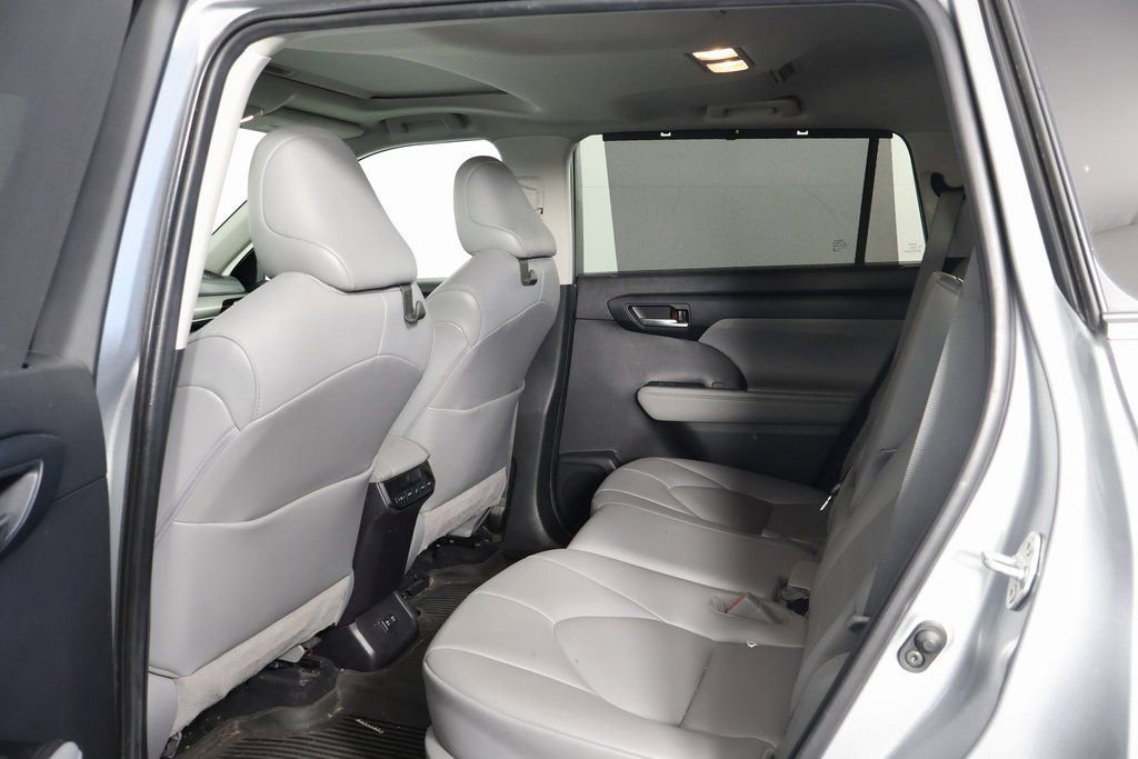 Used 2021 Toyota Highlander XLE image 9