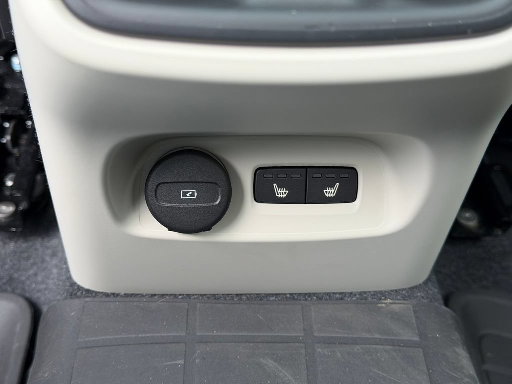 Certified 2023 Volvo XC40 B5 Plus w/ Protection Package Premier AWD/4WD image 22
