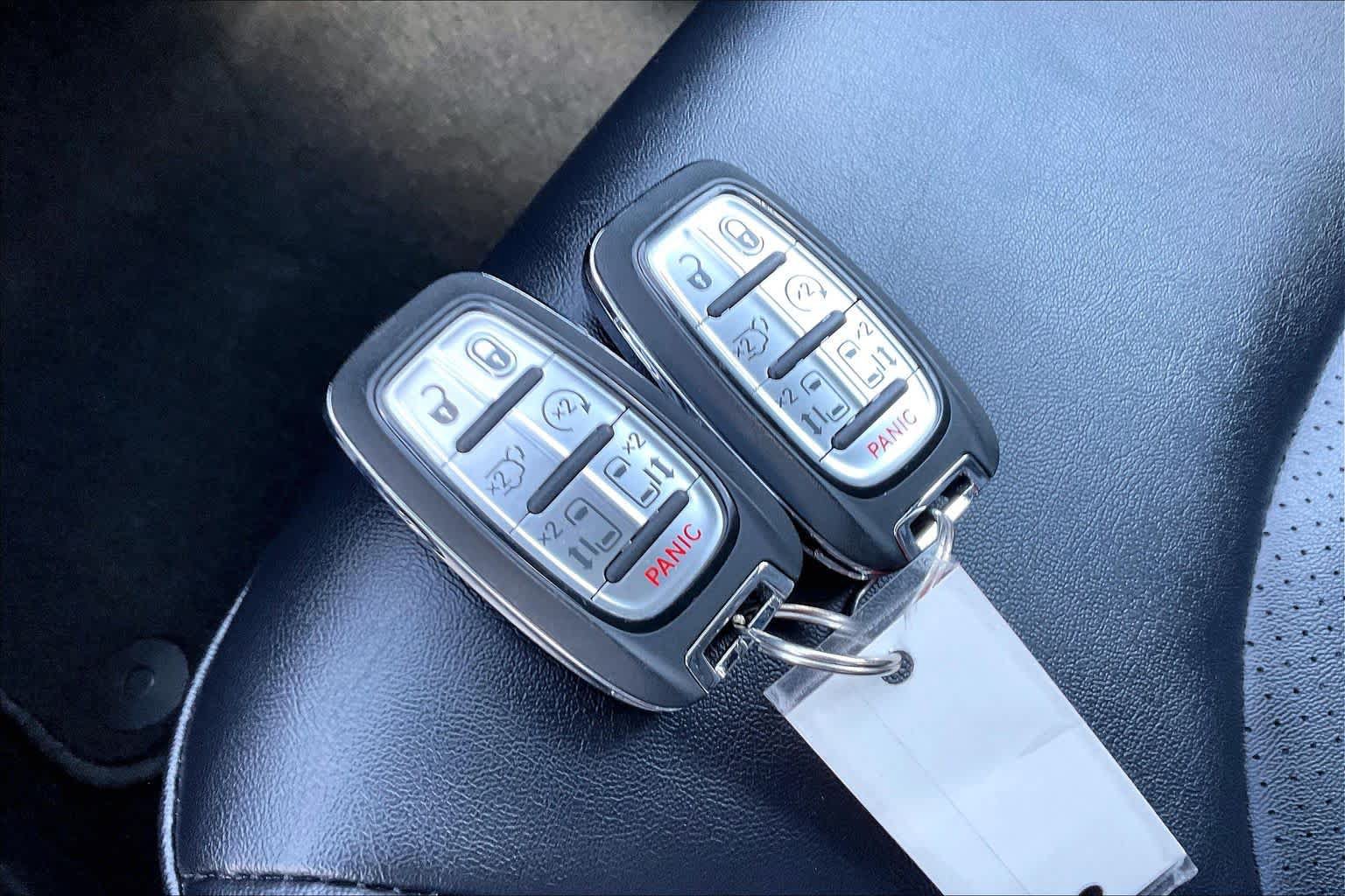Used 2025 Chrysler Pacifica Select FWD image 13